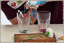 Colocando colorante en vasos